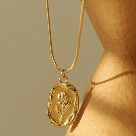 18k Gold Plated Rose 🌹 Charm Necklace - Picture 2 of 5